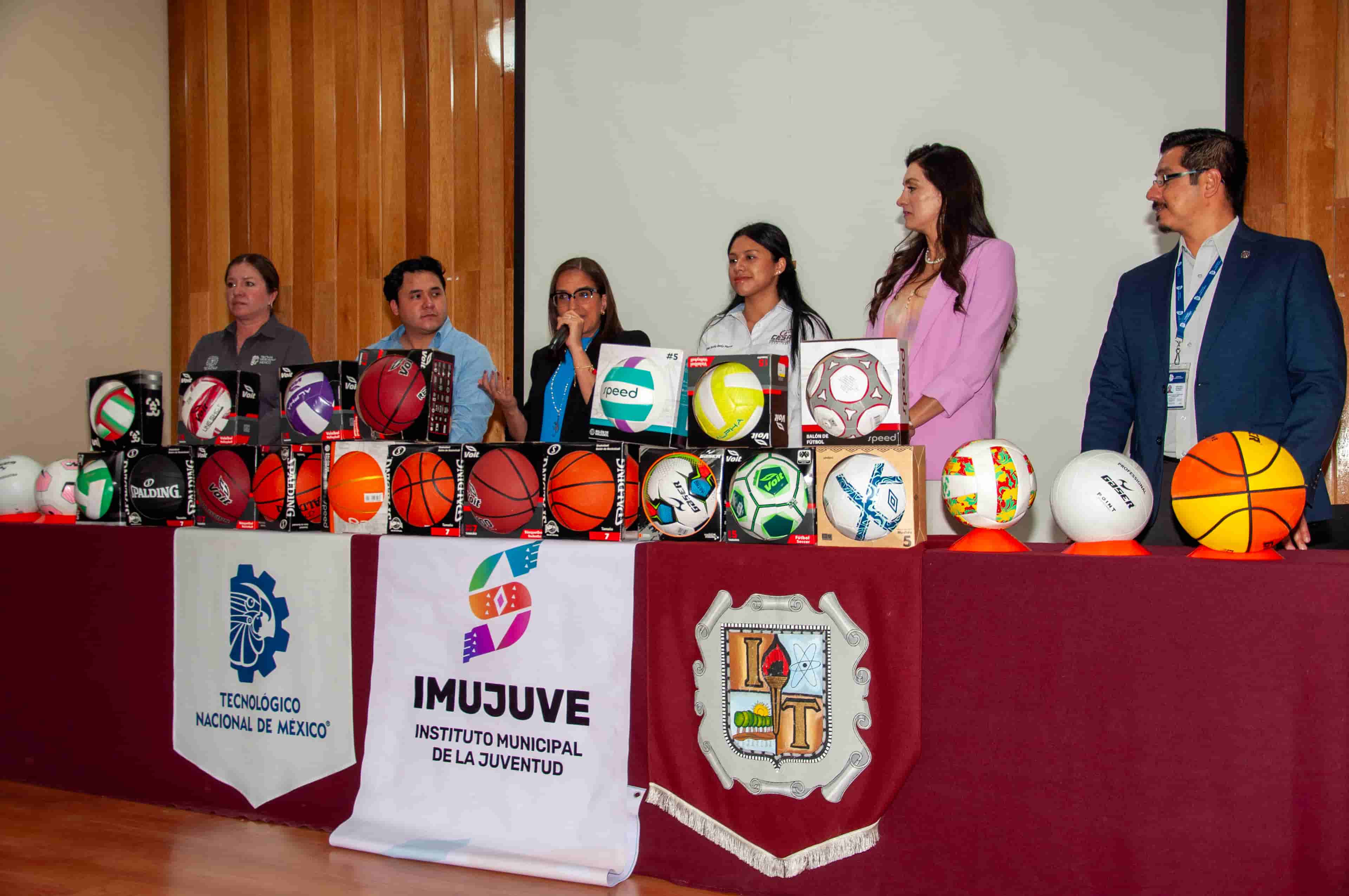 Imagen de artículo RECIBEN MATERIAL DEPORTIVO, EQUIPOS REPRESENTATIVOS DEL TECNM-SALTILLO DE PARTE DEL INSTITUTO MUNICIPAL DE LA JUVENTUD